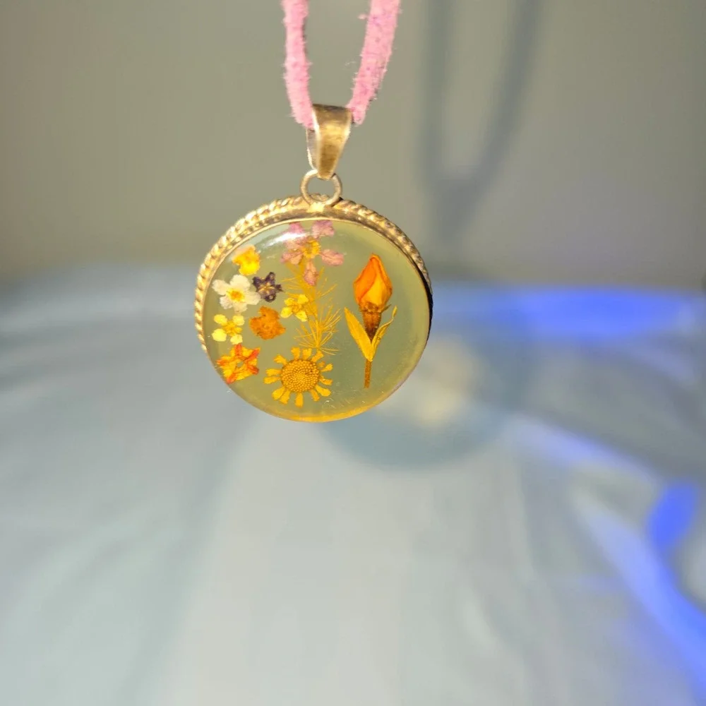 Vtg ATI Sterling 925 Pressed Flower Resin Pendant‎ Purple Cord Necklace Boho